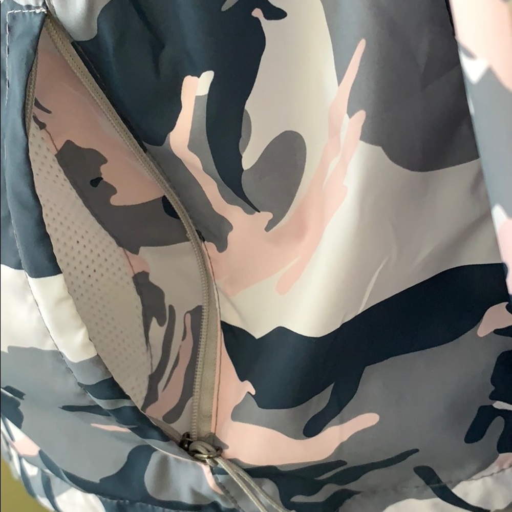 New Balance Women’s Abstract Camo Hooded Cinch Waist Jacket - Picture 4 of 14